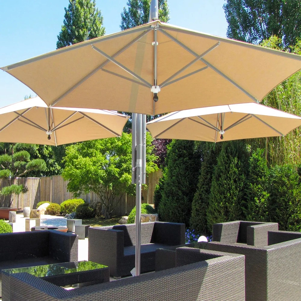Parasol Rialto boven loungeset in tuin met veel groen