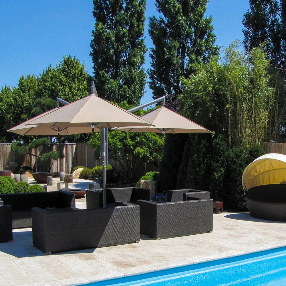 Parasol Rialto met beige doek in een tuin naast zwembad
