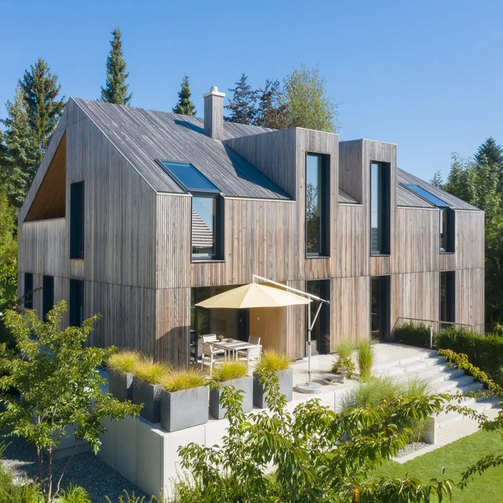 Parasol Rialto over luxe loungeset in achtertuin