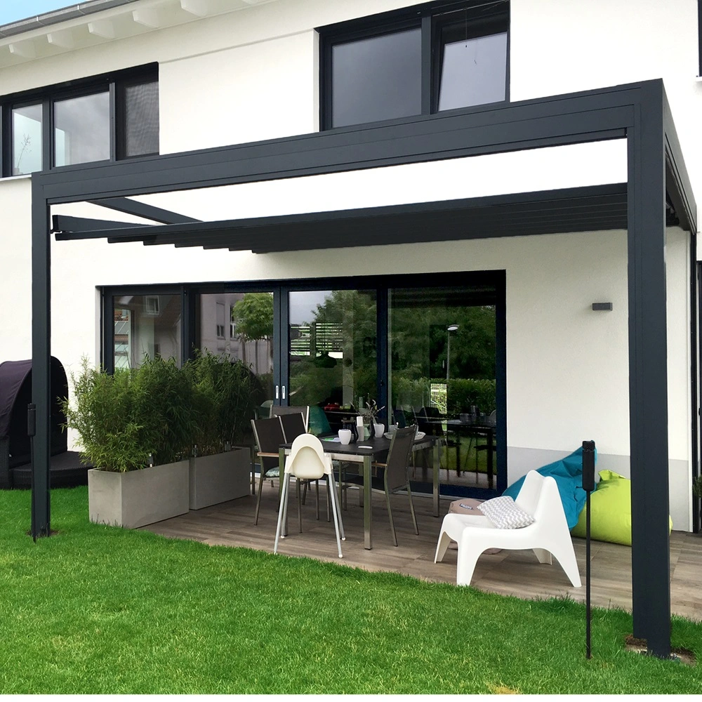 Pergola Sunrain Q boven een eethoek in de achtertuin van een woning