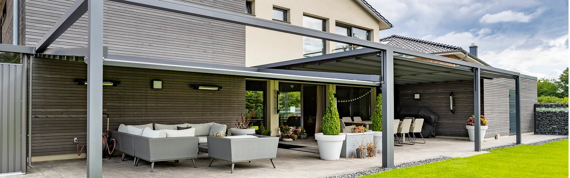 Pergola Sunrain Q met uitzicht op een moderne tuin en terras