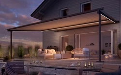 Pergolino met ledverlichting bij een grootte tuin