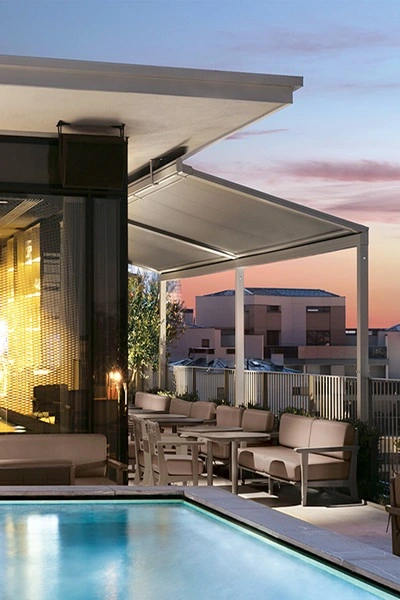Perla Tech overkapping met doek bij een terras aan een zwembad Perla Tech overkapping met doek bij een terras aan een zwembad