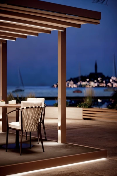 Phoenix Patio met sfeerverlichting en uitzicht op zee bij schemering Phoenix Patio met sfeerverlichting en uitzicht op zee bij schemering