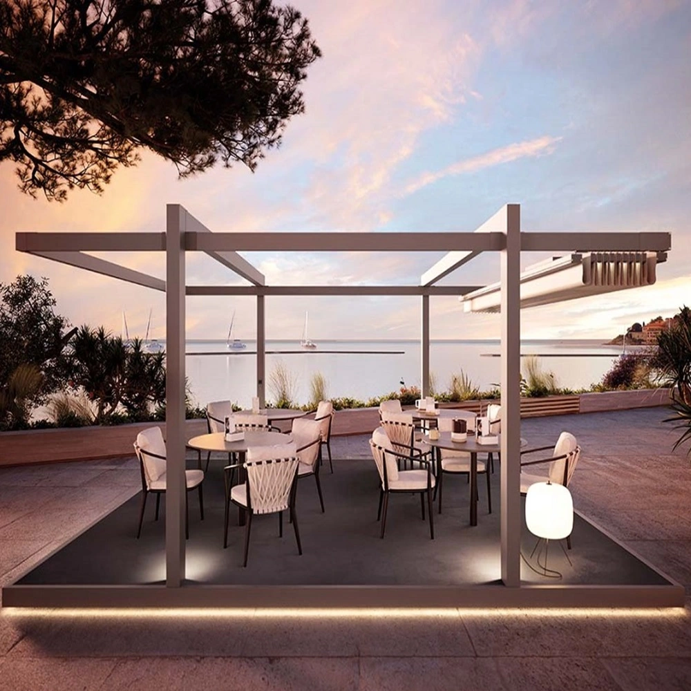 Phoenix Patio met uitzicht op zee en avondverlichting