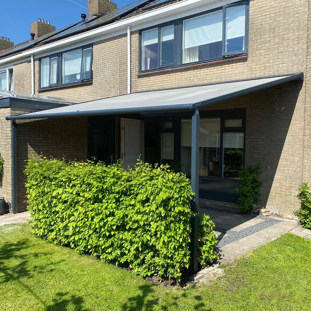 Plaza Viva textiel overkapping in een groene tuin beschermt tegen zon en regen