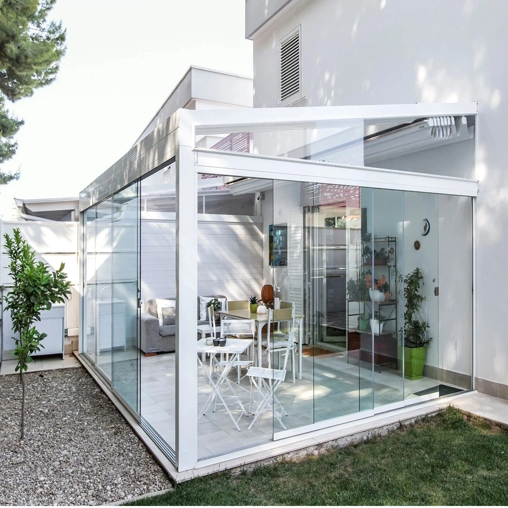 Quadra overkapping met schuin dak in een tuin met witte woning