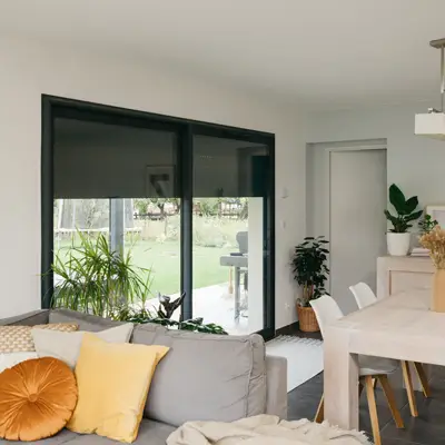 Raam met zwarte rolluiken Raam met zwarte rolluiken