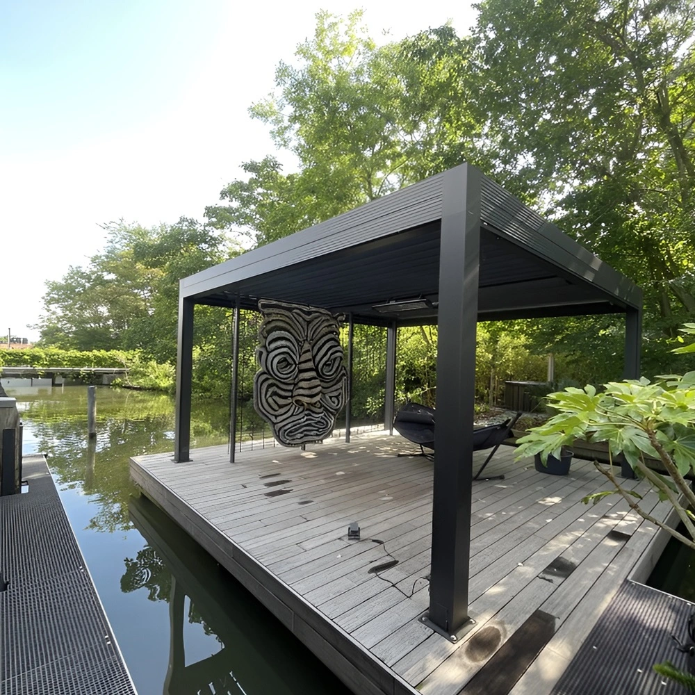 Ruim buitenterras met lamellen overkapping Varia, uitzicht op water Ruim buitenterras met lamellen overkapping Varia, uitzicht op water