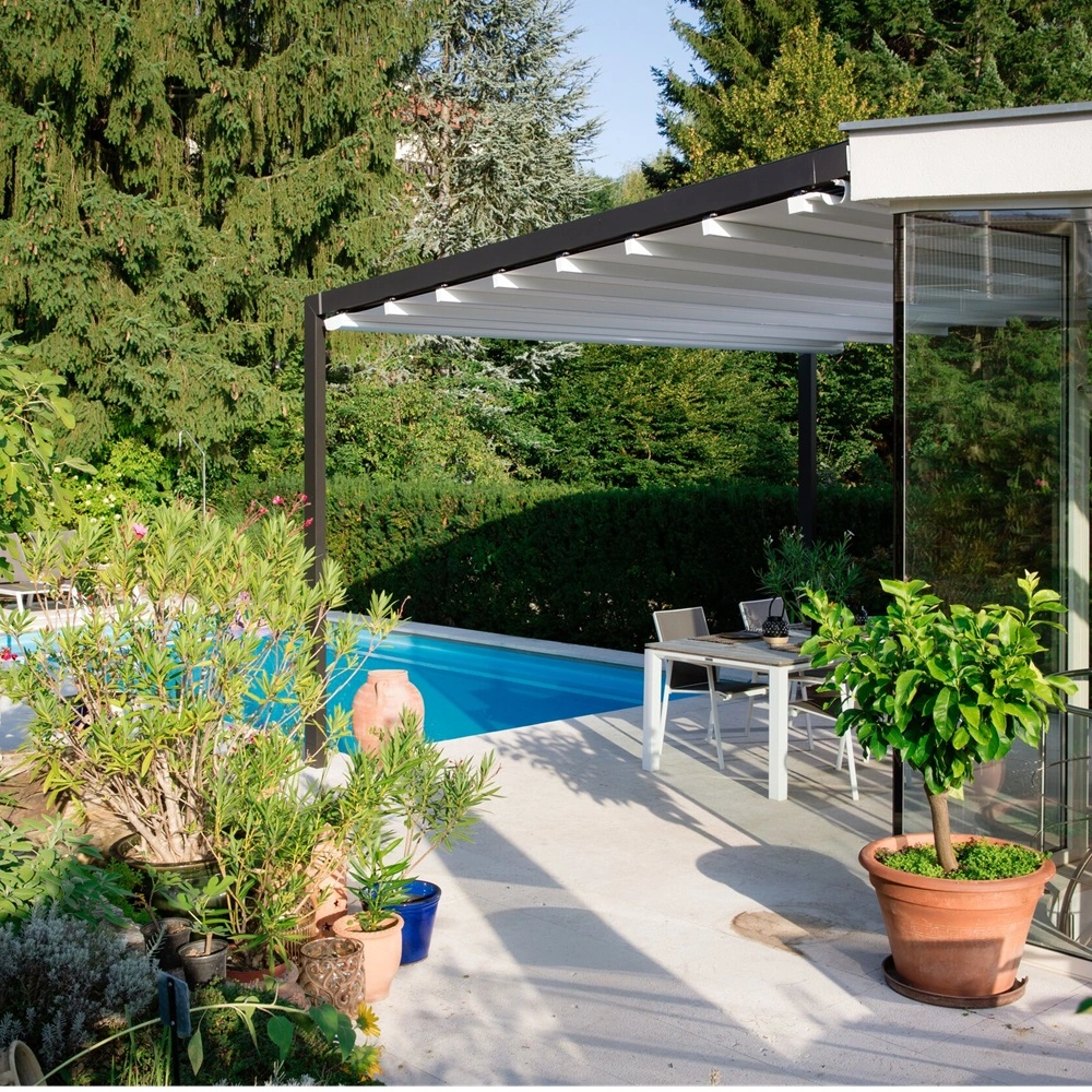 Schuine overkapping Luce bij zwembad in tuinomgeving