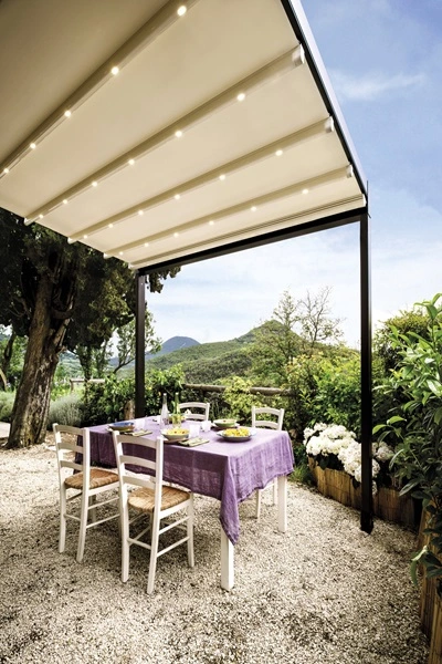 Schuine overkapping Quadra buitentafel met uitzicht op de bergen Schuine overkapping Quadra buitentafel met uitzicht op de bergen