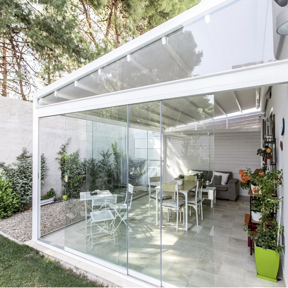 Schuine overkapping Quadra met eettafel in tuin