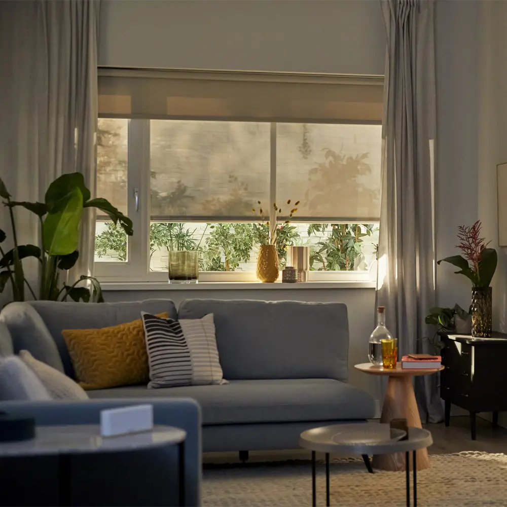 Sfeervolle woonkamer en zacht licht met screen en motor