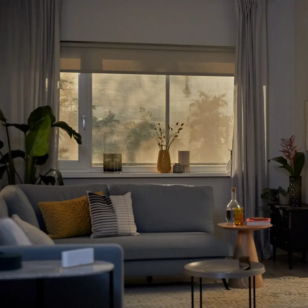 Sfeervolle woonkamer met dichte zonwering