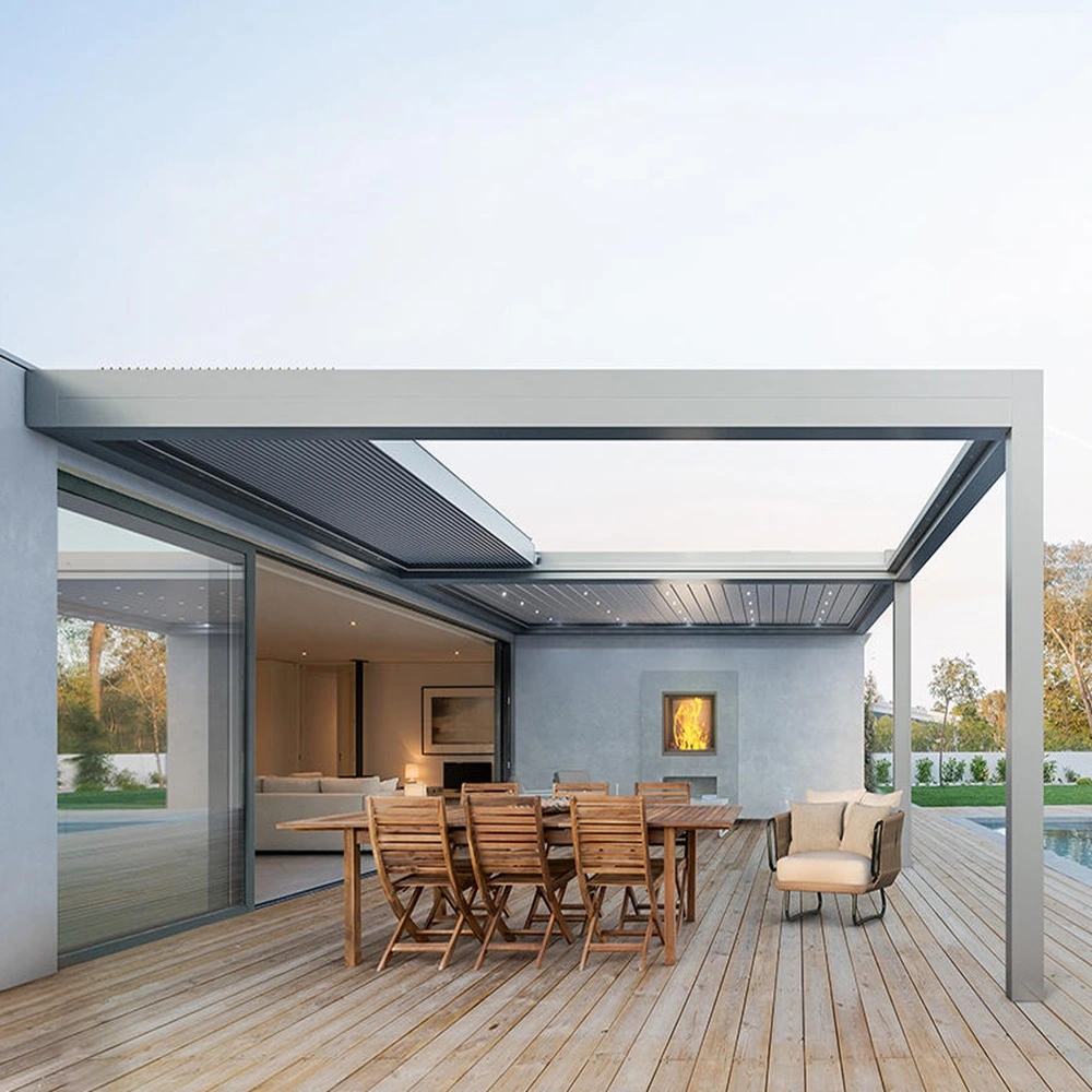 Terras met houten eettafel onder een Velvet lamellen overkapping