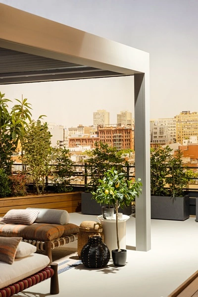 Terras met uitschuifbare Velvet Plus overkapping zithoek en stadsuitzicht Terras met uitschuifbare Velvet Plus overkapping zithoek en stadsuitzicht