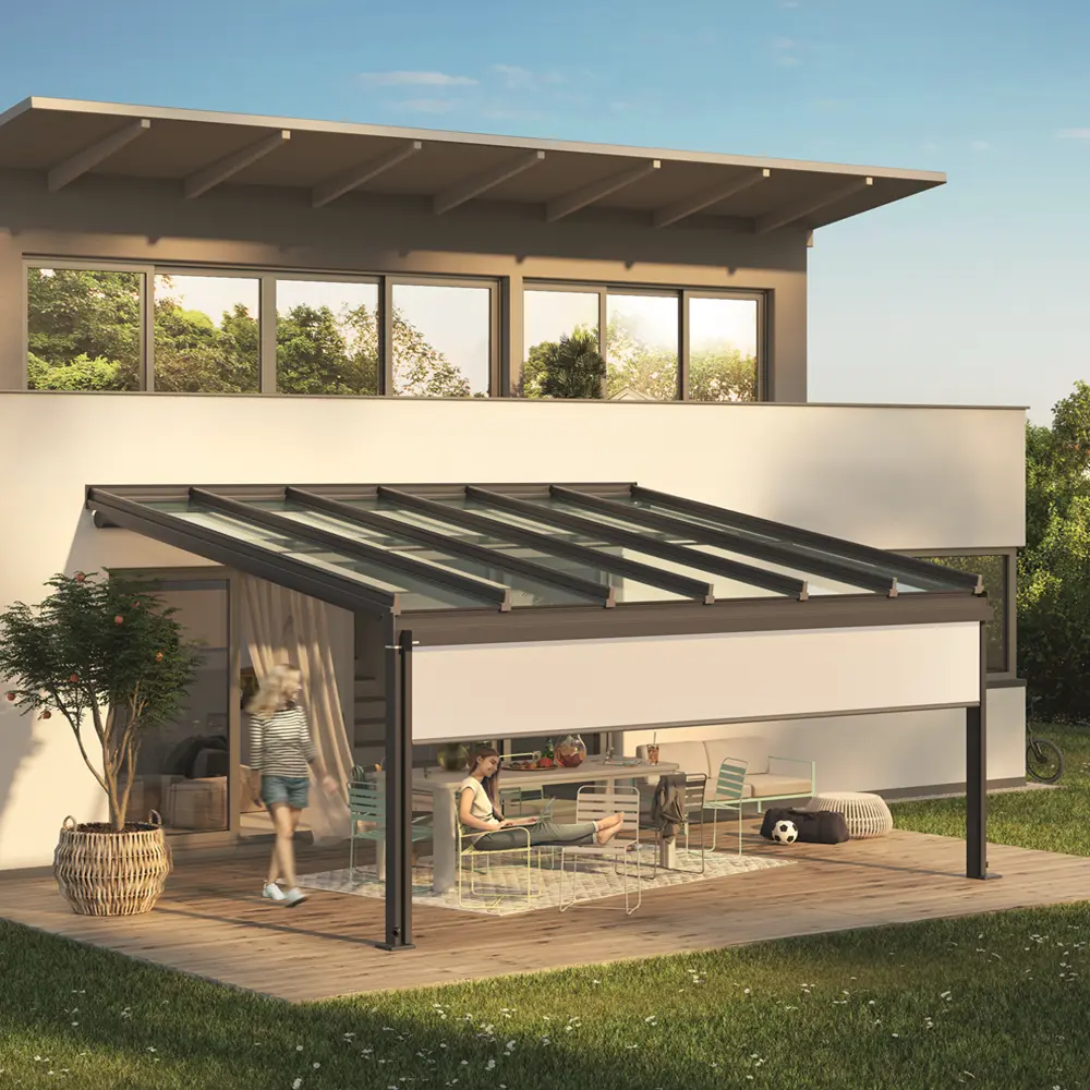 Terrazza Sempra glazen overkapping bij woning met mensen Terrazza Sempra glazen overkapping bij woning met mensen