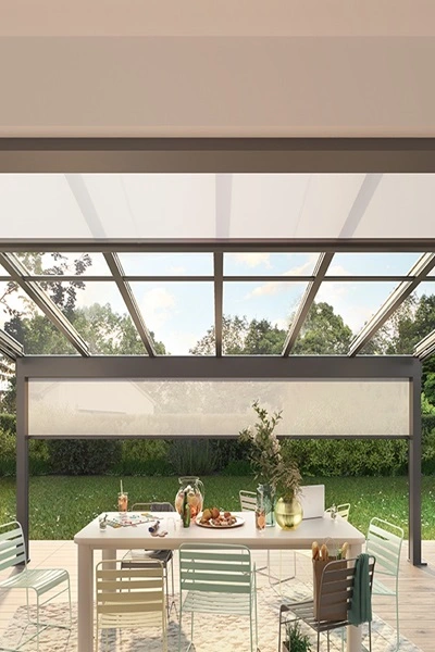 Terrazza Sempra glazen overkapping met eettafelset, uitzicht op tuin Terrazza Sempra glazen overkapping met eettafelset, uitzicht op tuin