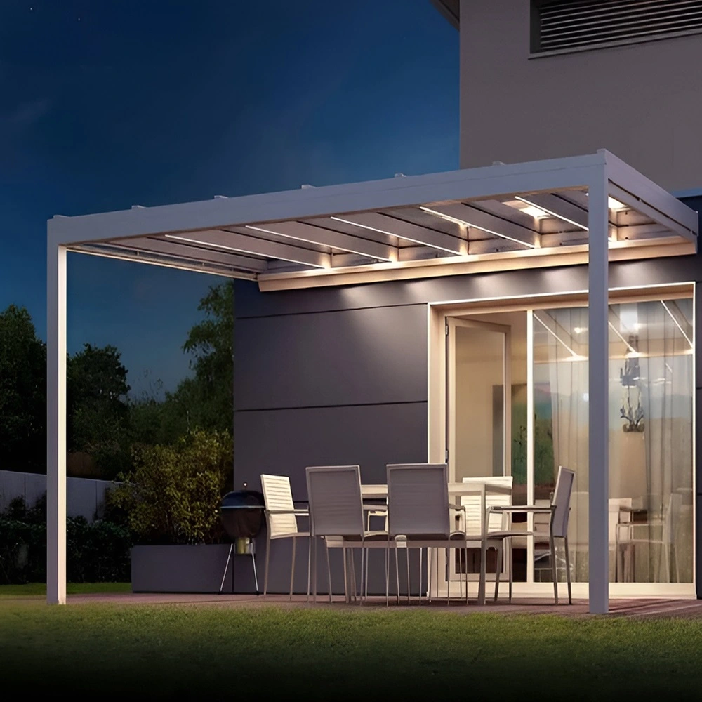 Verlichte glazen overkapping Nyon bij nacht met eetruimte en openslaande deuren