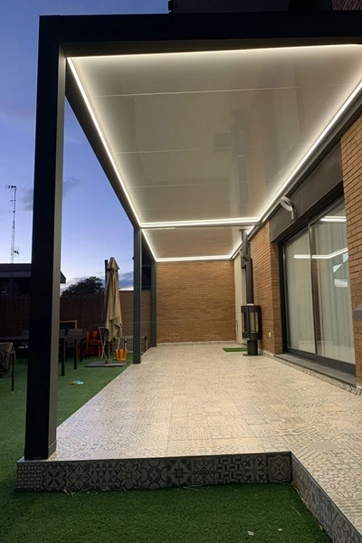 Verlichte terrasoverkapping met Seesky Taf vast dak aan een woning Verlichte terrasoverkapping met Seesky Taf vast dak aan een woning