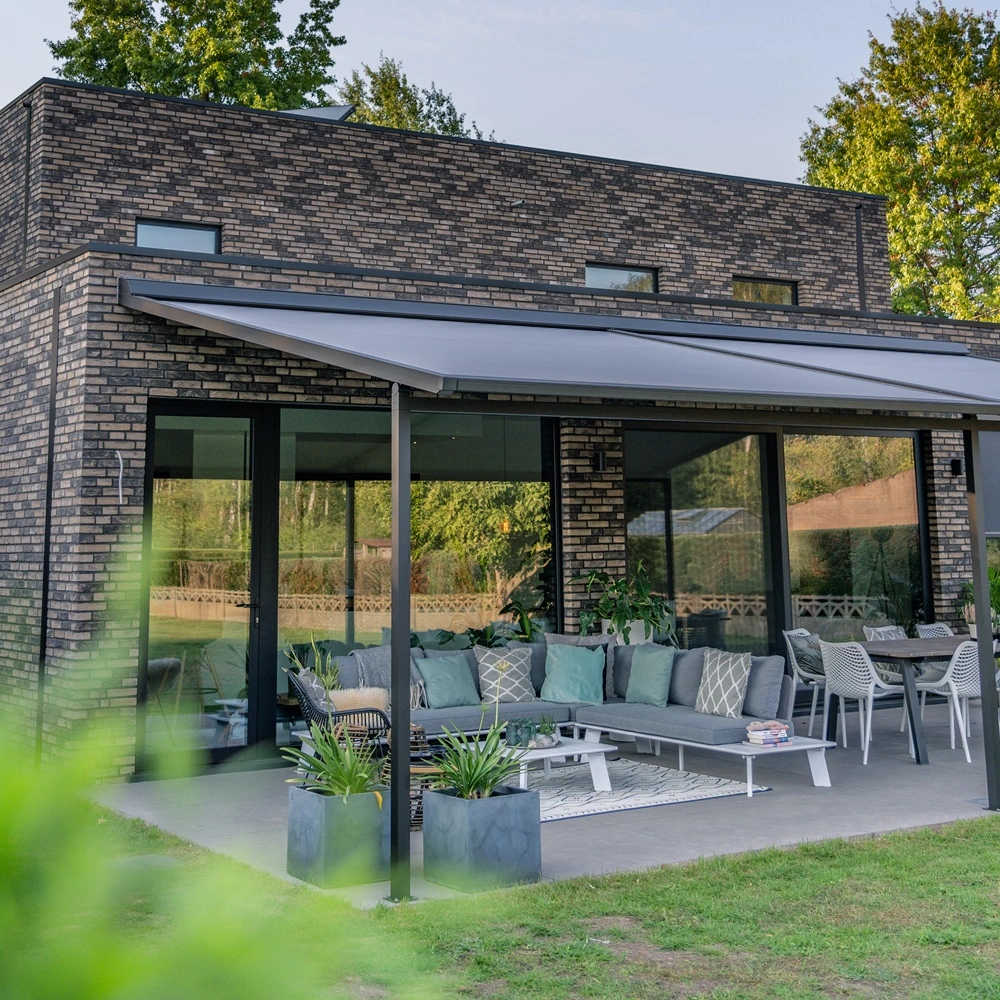 Versuz overkapping met doek in een tuin