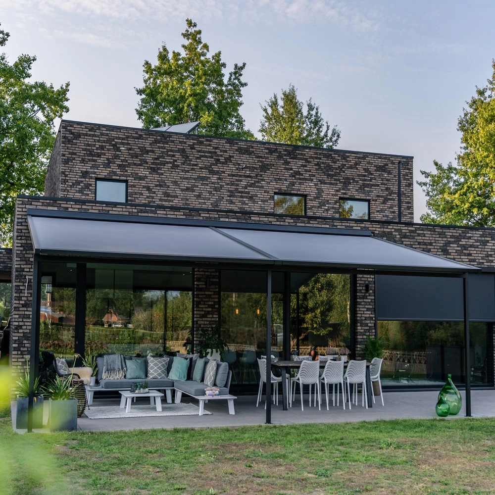 Versuz overkapping met doek op een terras met zitgedeelte