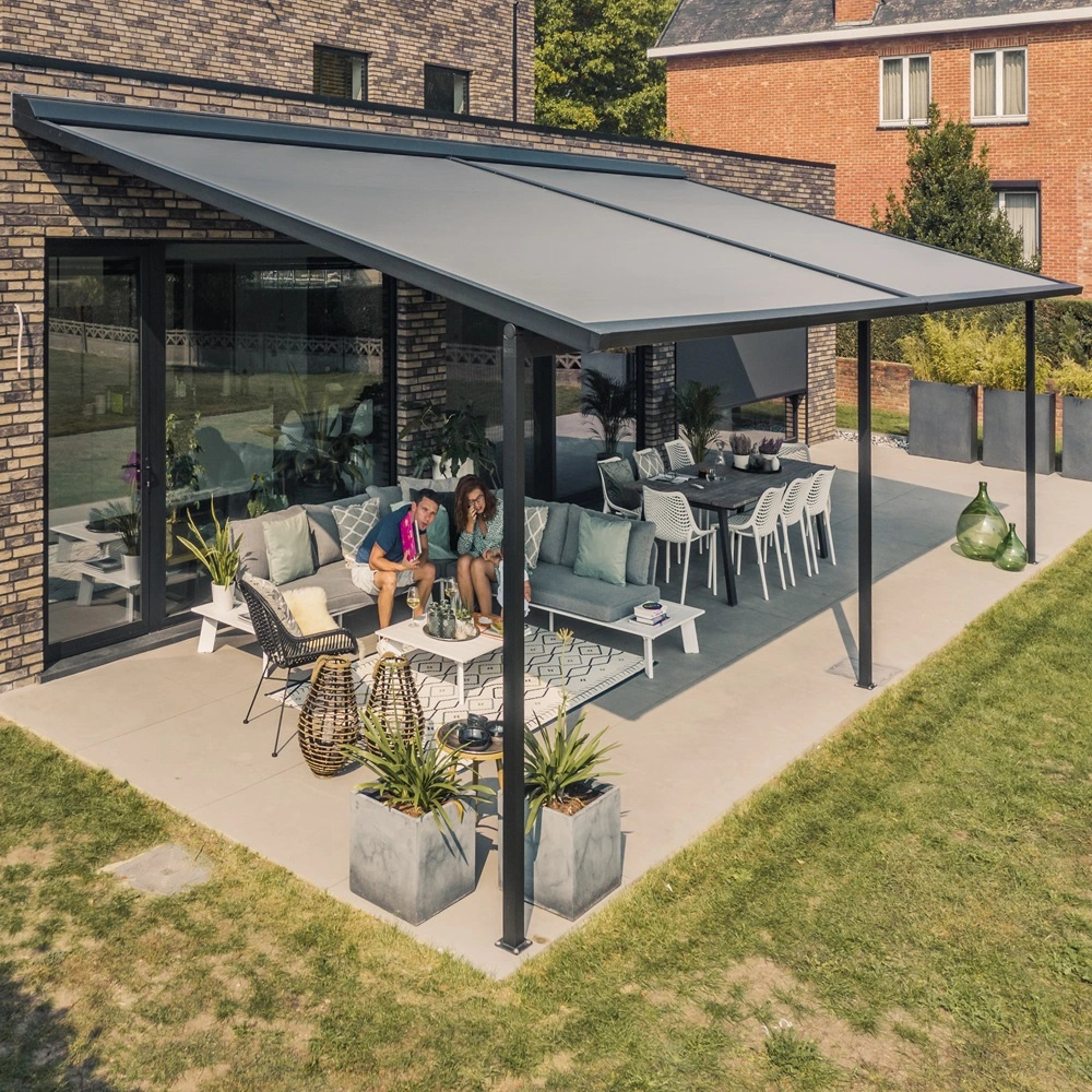 Versuz overkapping met doek, zithoek en eettafel op terras met twee mensen