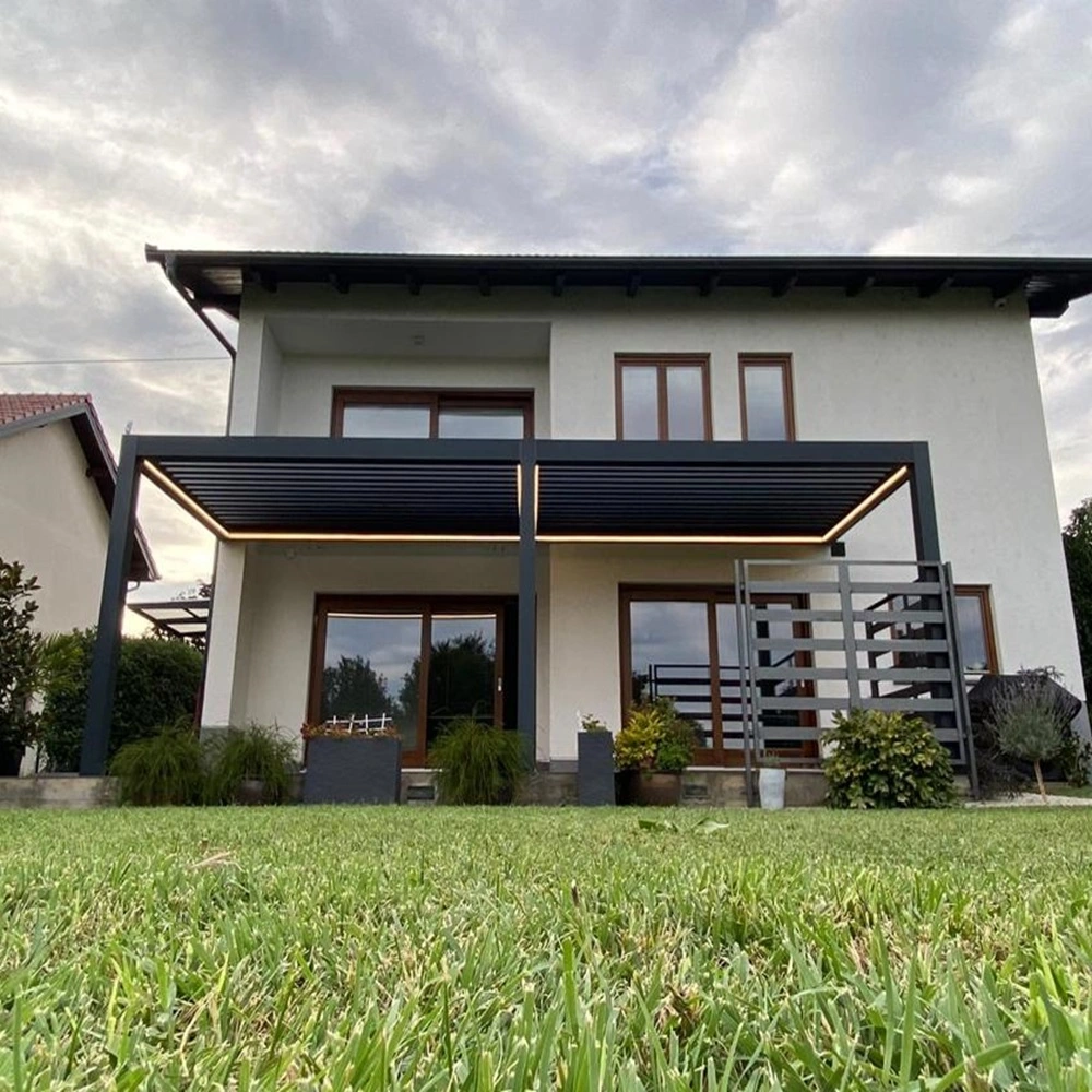 Vooraanzicht van een huis met lamellen overkapping Seesky bio