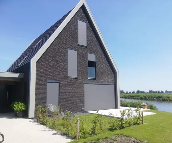 Vrijstaande woning met screens RAL-kleurenpalet met verschillende kleurcirkels