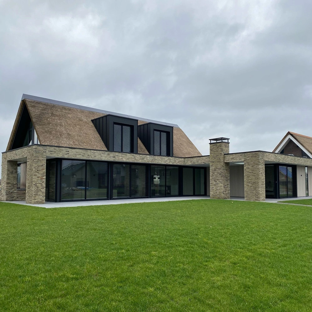 Woning met buitenjaloezie raffstore en grote tuin