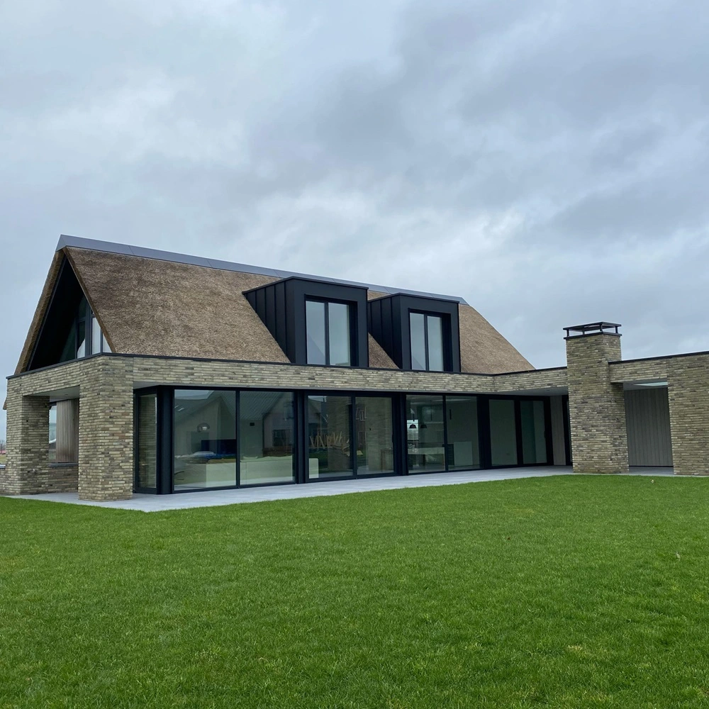 Woning met buitenjaloezie raffstore voor alle ramen