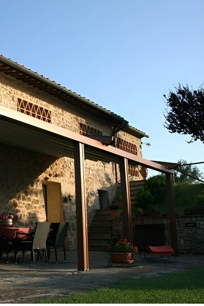 Woodplus houten vouwdak boven terras aan stenen huis Woodplus houten vouwdak boven terras aan stenen huis