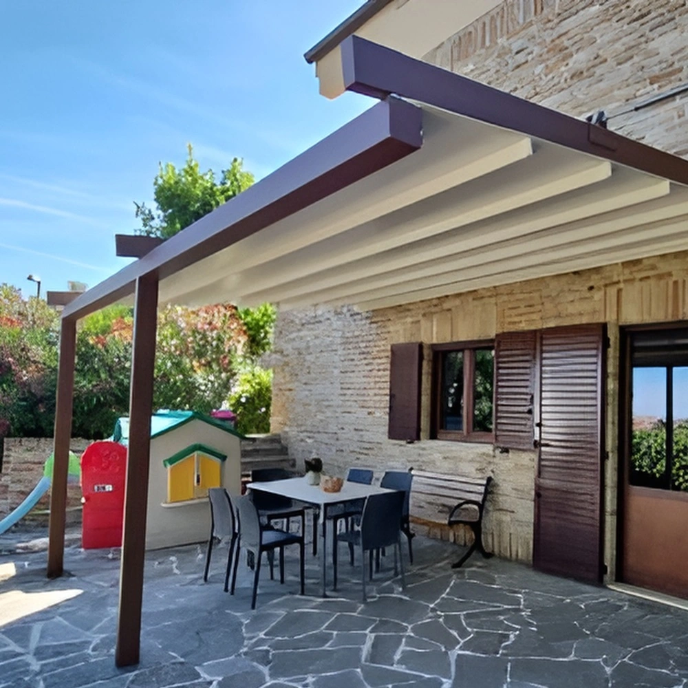 Woodplus houten vouwdak over terras bij stenen huis