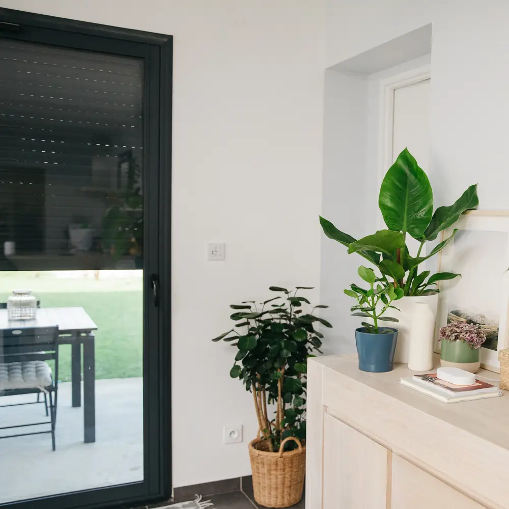 Woonkamer met gesloten rolluik op motor bediening