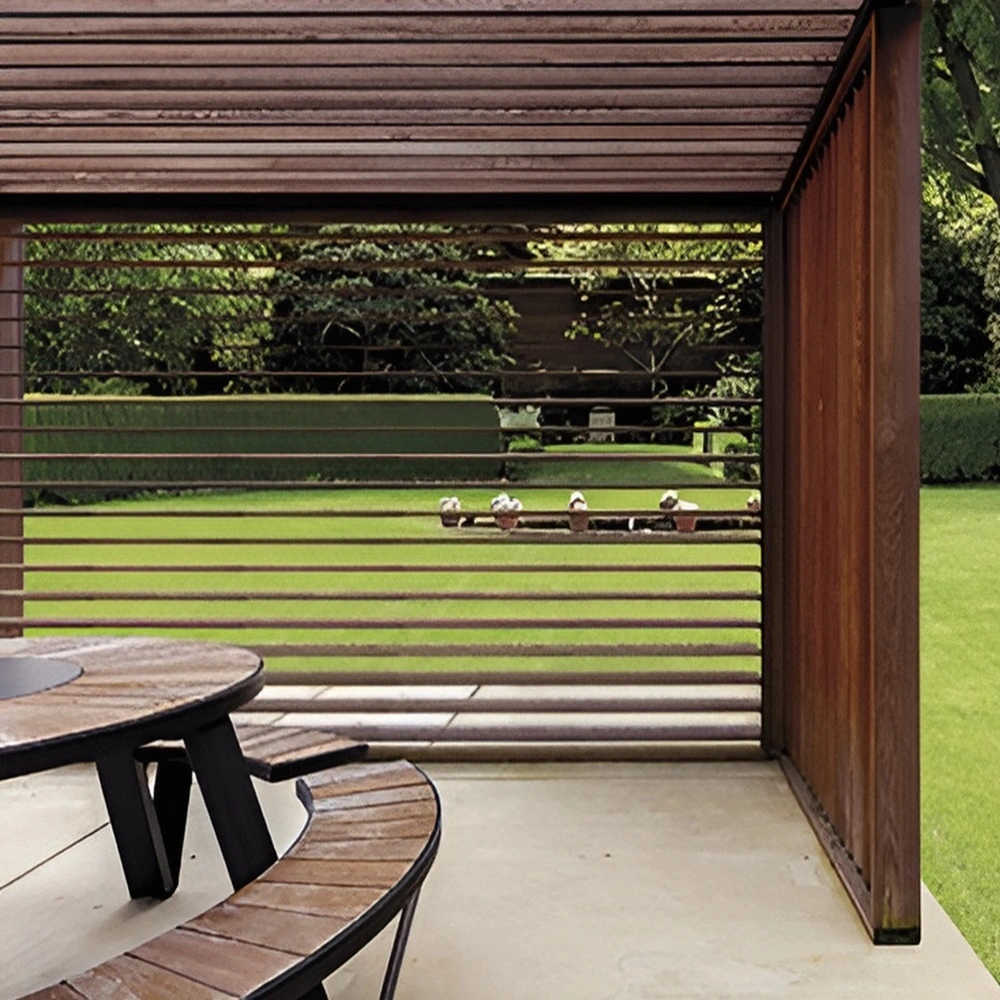 Zijaanzicht houten lamellen overkapping met zijwand, zicht op groene tuin