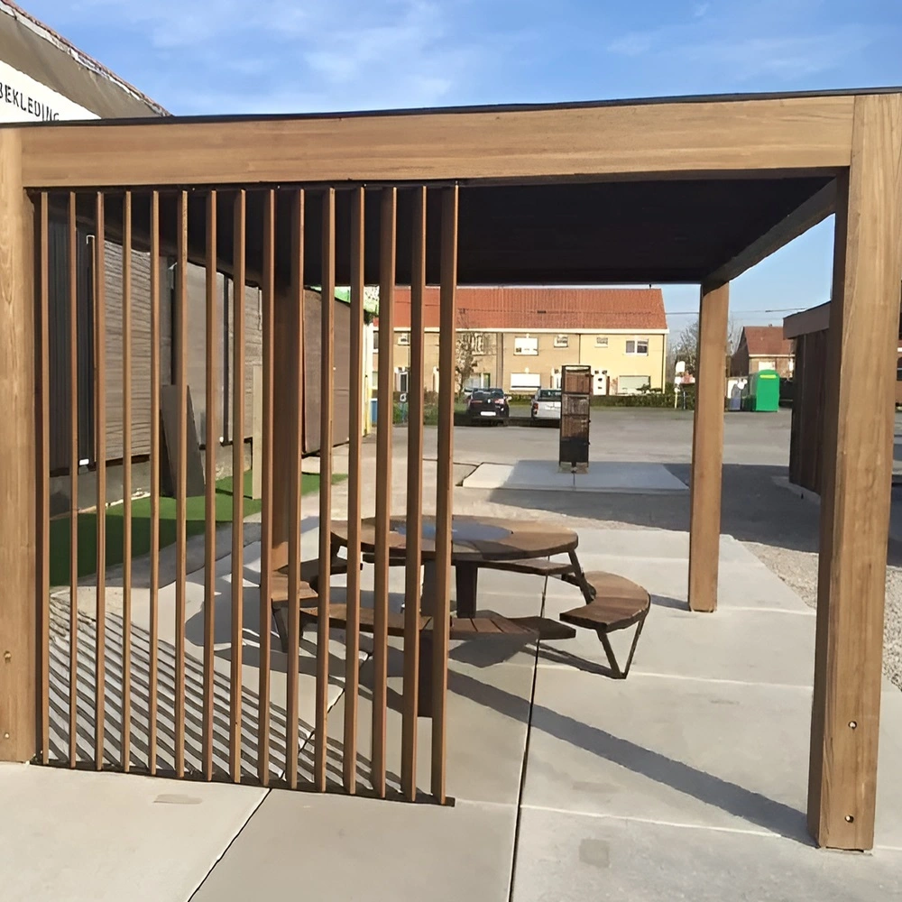 Zijaanzicht van een houten lamellenoverkapping Livinshade met schuifwand