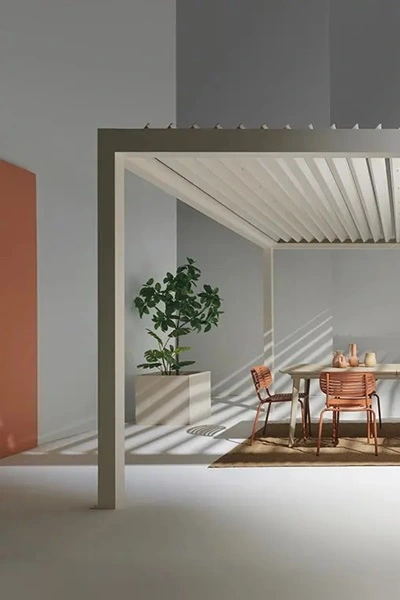 Lamellen overkapping Movie met een strakke, minimalistische opstelling Lamellen overkapping Movie met een strakke, minimalistische opstelling