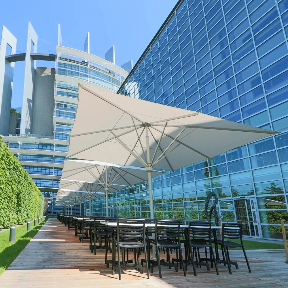 Parasol Schatello buiten zitgedeelte bij Europees Parlement Straatsburg