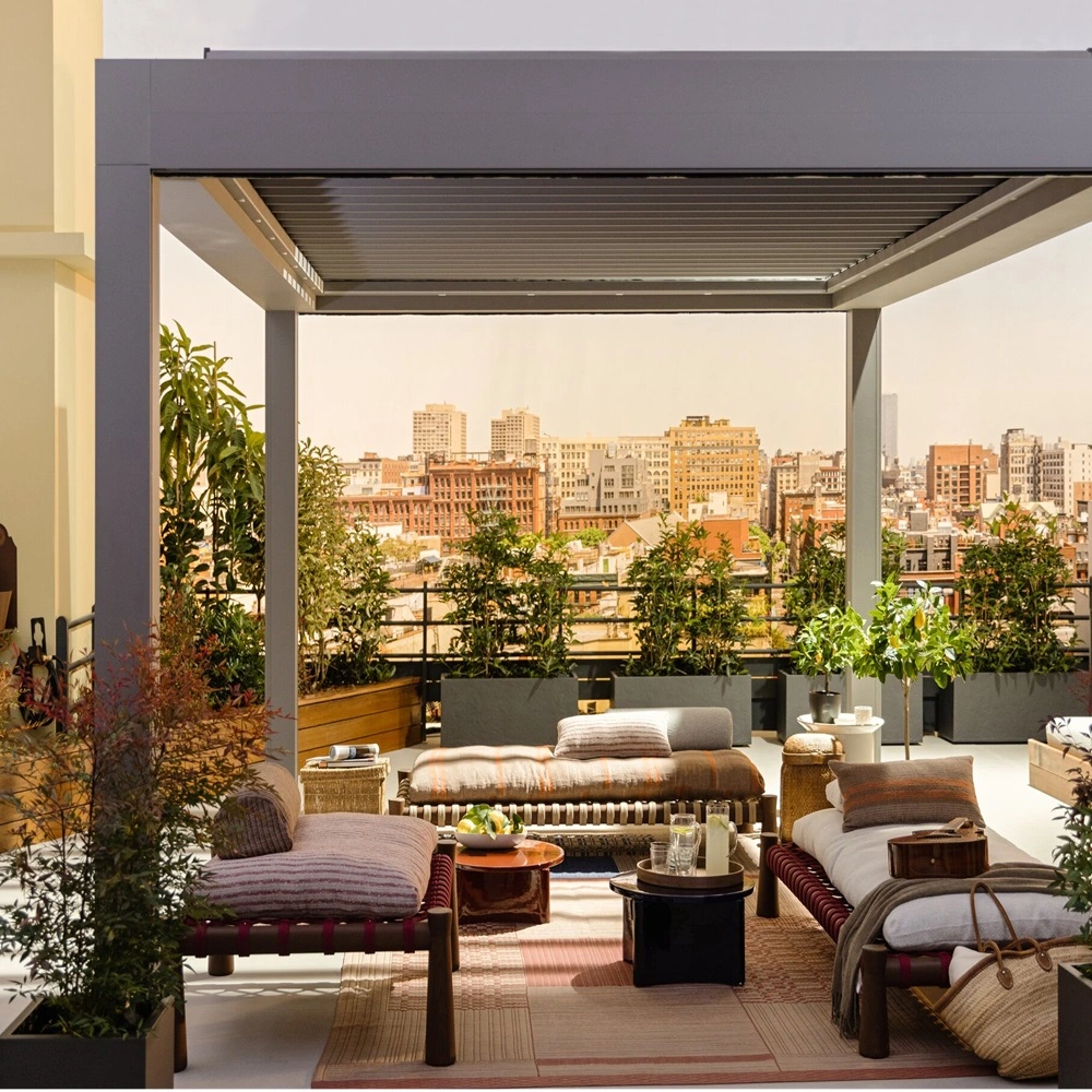 Dakterras met uitschuifbare Velvet Plus overkapping met ligbedden en stadszicht