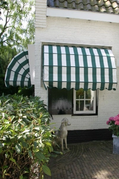 Aluminium markies groen-wit gestreept voor raam wit huis Aluminium markies groen-wit gestreept voor raam wit huis