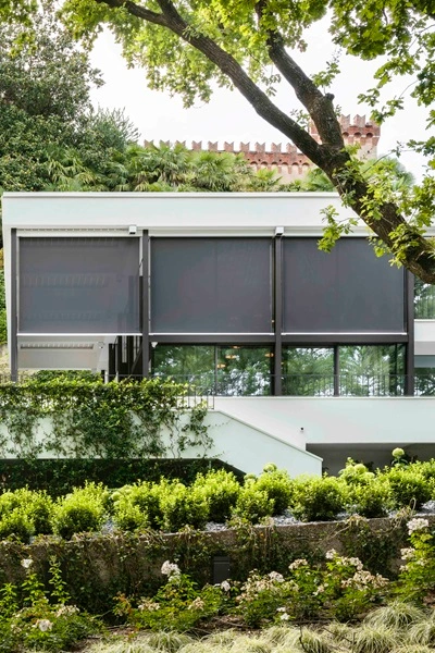 Click Cable screen zonwering voor grote ramen van een woning met tuin Click Cable screen zonwering voor grote ramen van een woning met tuin