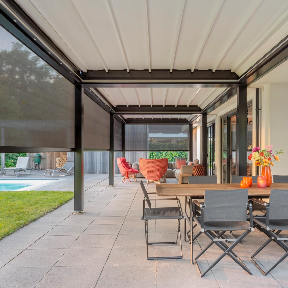 Click zip screen zonwering op terras met uitzicht op zwembad