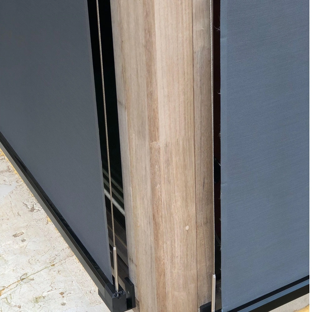 Detail van Click Cable screen zonwering bevestigd aan houten gevel