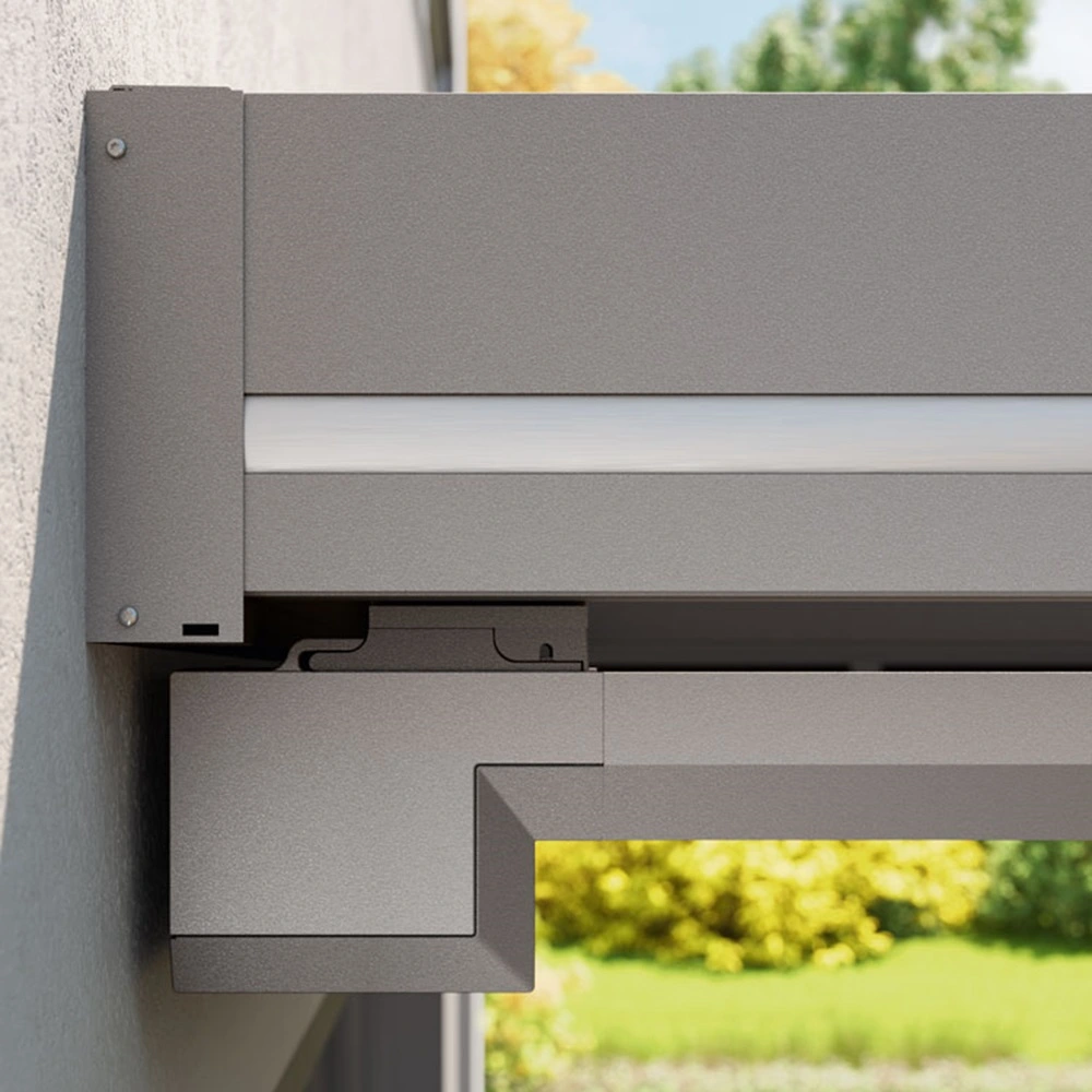 Detail van Serrezonwering Sottezza pure aan gevel