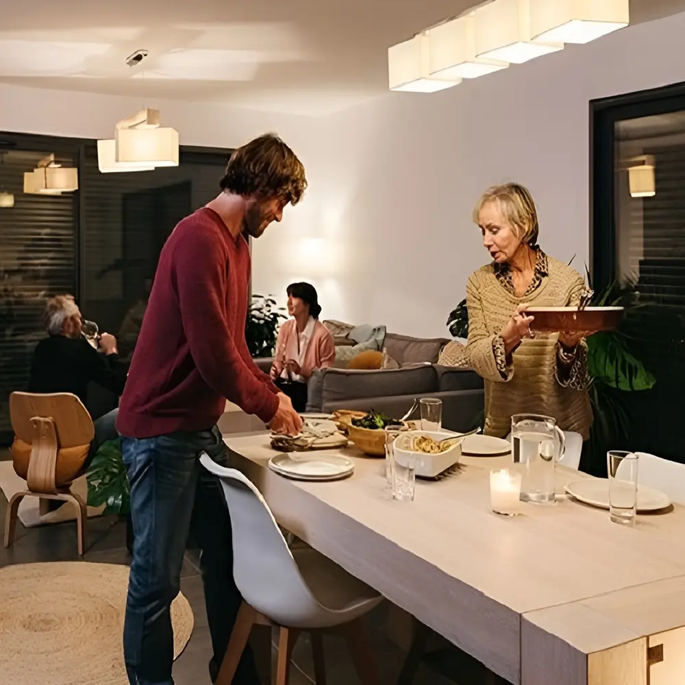 Familie bereidt een maaltijd voor in een slimme woning met Tahoma box