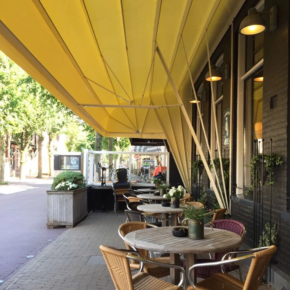 Gele horeca markies boven het terras van een cafe-restaurant