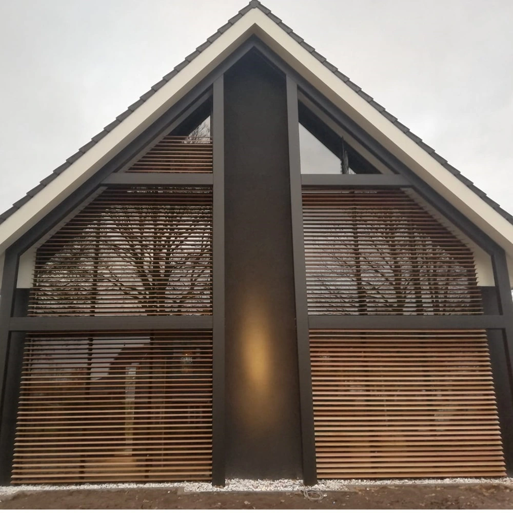 Gevel met vaste lamellen geplaatst onder een schuine daklijn naast een metselwerk kolom