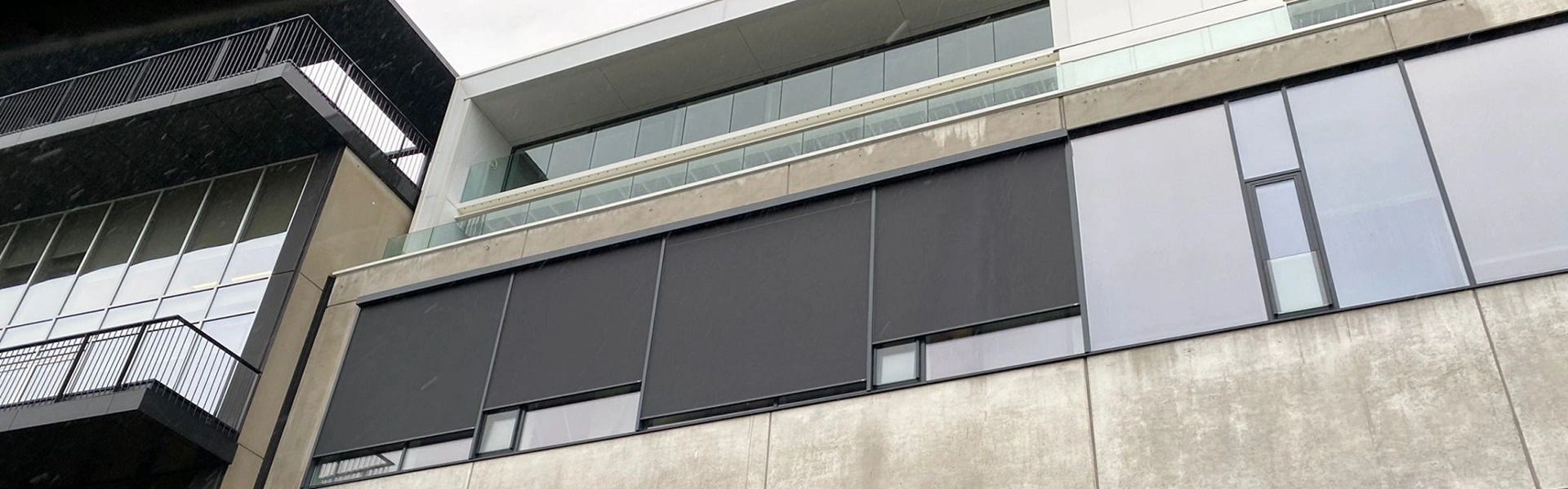 Gevel van een kantoorpand met Roma zipscreen F50 voor zonwering (1)