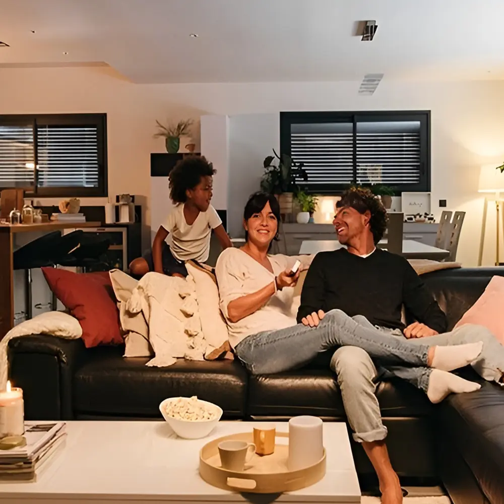 Gezin ontspant op de bank met Tahoma box slimme woningbediening