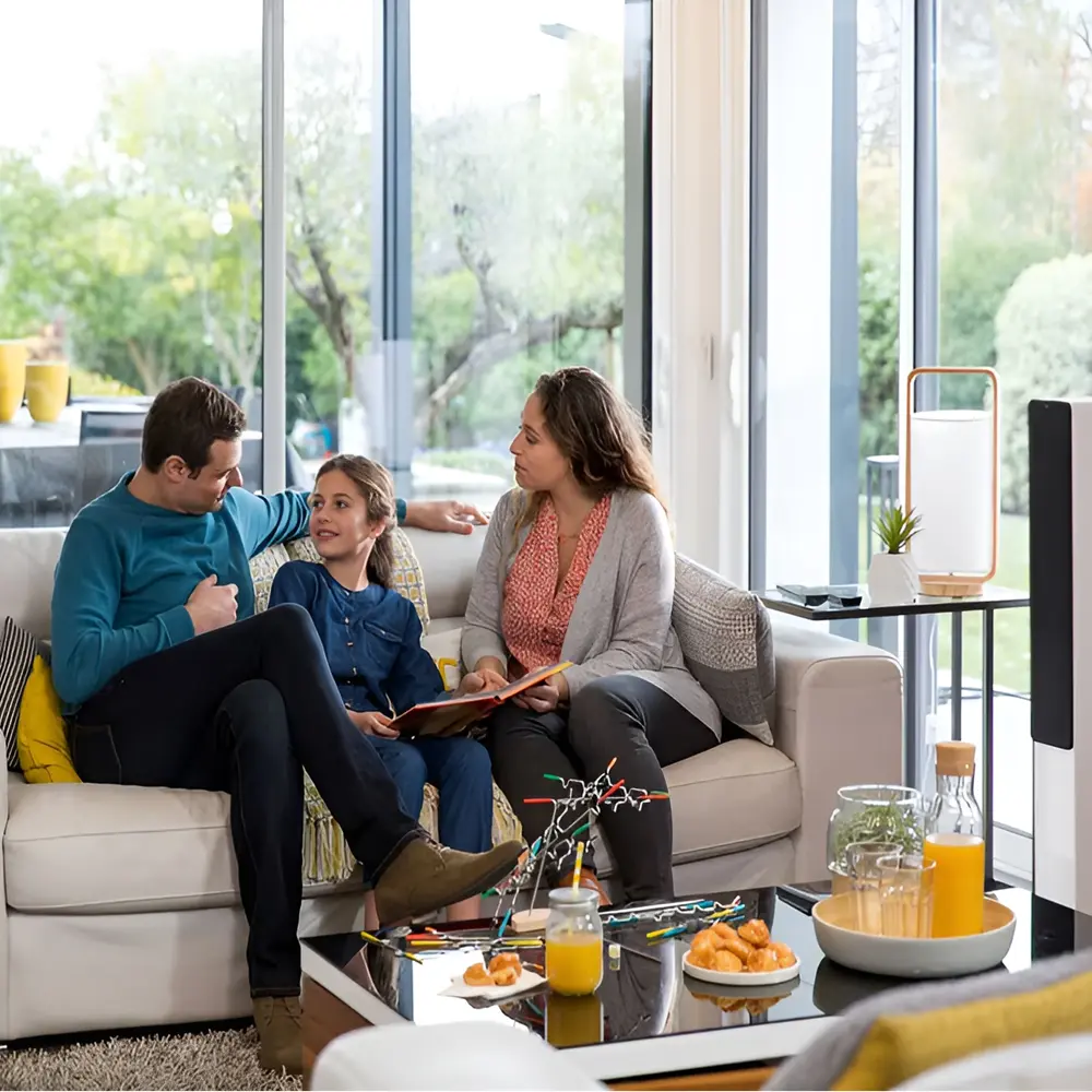 Gezin zit op de bank met elektrische rolluiken